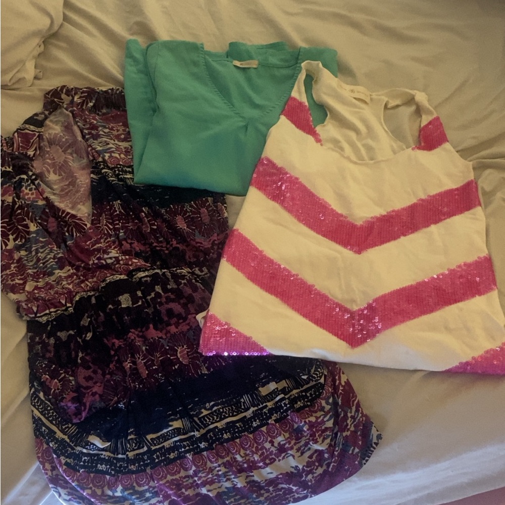 2 piece - 1 blouse and 1 tank top. Size small